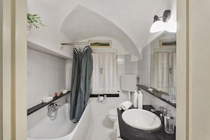 Baignoire, sĂšche-cheveux, bidet, serviettes fournies