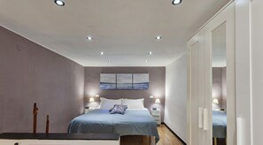 A modern bedroom with a bed, bedside tables, a painting, and a 'Smart Working' sign. - La Casa dei Giusti by Wonderful Italy (Genova)