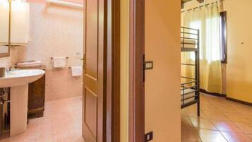 Dusche, Haartrockner, Bidet, Seife