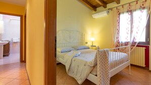 2 bedrooms, free WiFi, bed sheets - Omas Haus suitable for families (Toscolano Maderno)