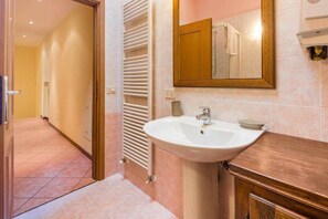 Dusche, Haartrockner, Bidet, Handtücher
