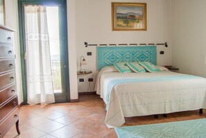 Quarto casal, sacada, vista para o mar | Escrivaninha, Wi-Fi de cortesia