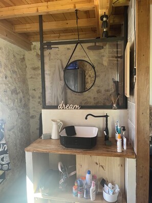 Shower, hair dryer, towels