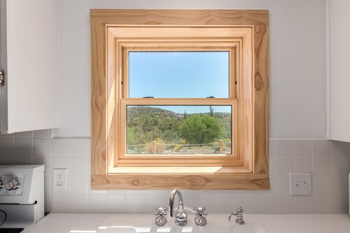 Private,romantic and charming mid-century cottage with panoramic views 