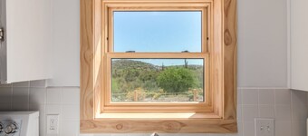 Private,romantic and charming mid-century cottage with panoramic views 