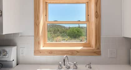 Private,romantic and charming mid-century cottage with panoramic views