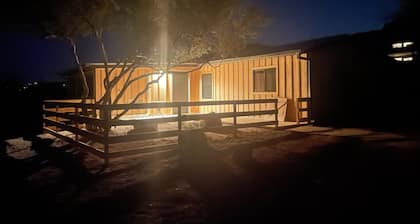 Private,romantic and charming mid-century cottage with panoramic views