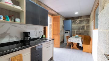 Een oven, een kookplaat, een vaatwasser