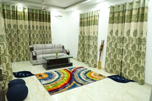 Apartment, 3 Bedrooms, Accessible, Smoking | Living room