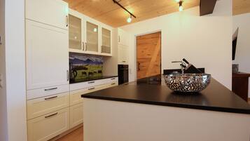 Kühlschrank, Ofen, Geschirrspüler, Wasserkocher mit Kaffee-/Teezubehör