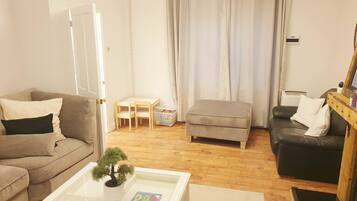 House, 3 Bedrooms | Living area | Fireplace