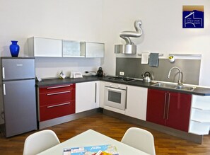 Stovetop, coffee/tea maker, cookware/dishes/utensils