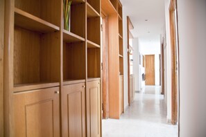 Dormitorio condiviso, 1 camera da letto, balcone | Interni