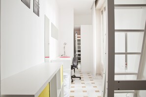 Dormitorio condiviso, 1 camera da letto, balcone | Interni