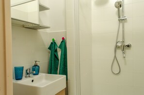 Gemeinsamer Schlafsaal, 1 Schlafzimmer, Kühlschrank | Badezimmer
