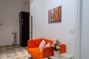 Dormitorio condiviso, 1 camera da letto, frigorifero | Area soggiorno