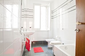 Dortoir Partagé, 1 chambre, balcon | Salle de bain