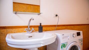 Gemeinsamer Schlafsaal, 1 Schlafzimmer, Balkon | Badezimmer