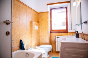 Dormitório compartilhado, 1 quarto, sacada | Banheiro