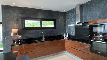 Microwave, dishwasher, coffee/tea maker, cookware/dishes/utensils