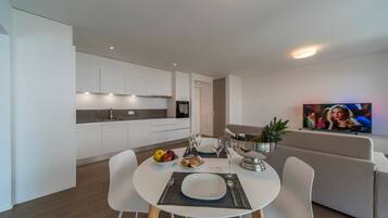 Apartment, 1 Bedroom, Accessible, Smoking | Dining room