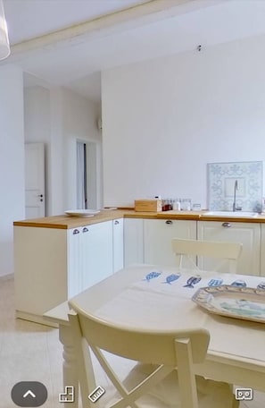 Apartment, 2 Bedrooms, Balcony, City View | Interior
