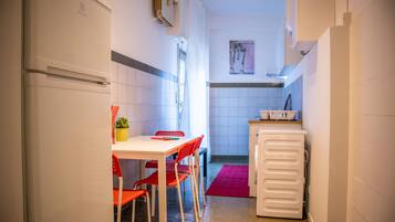 Dormitorio condiviso, 1 camera da letto, frigorifero | Interni