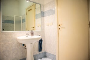 Dormitorio condiviso, 1 camera da letto, frigorifero | Bagno