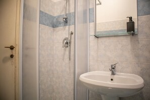 Gemeinsamer Schlafsaal, 1 Schlafzimmer, Kühlschrank | Badezimmer