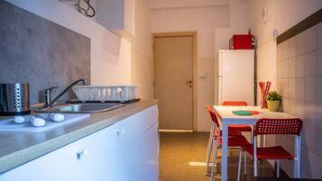 Gemeinsamer Schlafsaal, 1 Schlafzimmer, Kühlschrank | Innenbereich