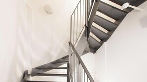A spiral staircase with metal railings and a white wall background. - Regent 2- Endearing 1-bdr Apt in Centre of Copenhagen (Copenhagen)