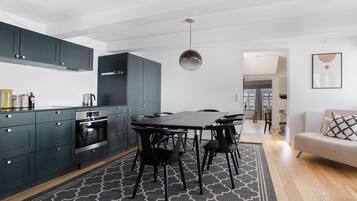 Apartamento, 1 quarto, vista para a cidade | Sala de jantar