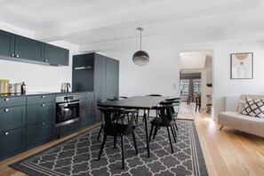 Apartment, 1 Bedroom, City View | Dining room