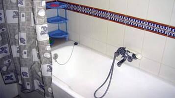 Apartment, 2 Bedrooms, Smoking, Balcony | Bathroom