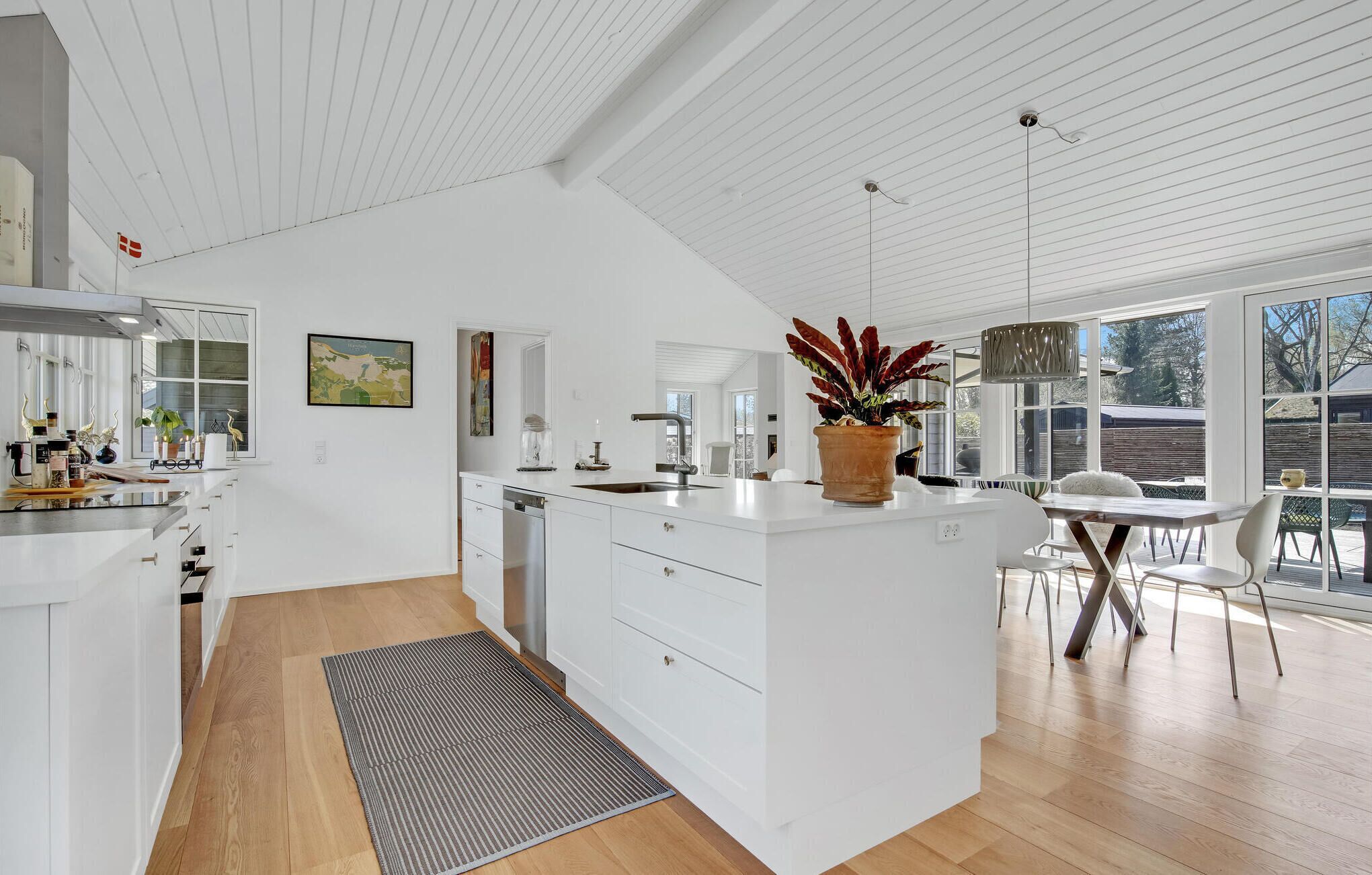 Kühlschrank, Ofen, Geschirrspüler, Wasserkocher mit Kaffee-/Teezubehör