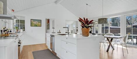 Fridge, oven, dishwasher, coffee/tea maker