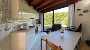 Kaffetrakter/tekoker, kokeplater og spisebord