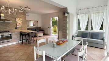 Villa, 3 Bedrooms, Private Pool, Garden View | Dining room