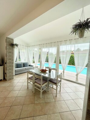 Villa, 3 slaapkamers, privézwembad, uitzicht op tuin | Dineerruimte