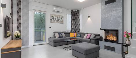 Maison, 3 chambres, accessible aux personnes à mobilité réduite, piscine privée | Aire de séjour | Téléviseur
