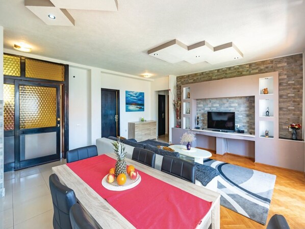 Lounge - Comfortable 3 Bedroom Apartment in Makarska (Makarska)