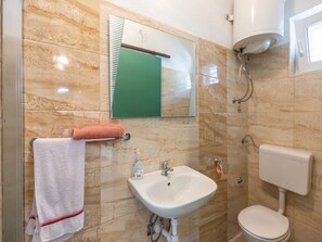 Apartment, 3 Bedrooms, Balcony | Bathroom - Comfortable 3 Bedroom Apartment in Makarska (Makarska)