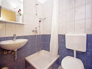 Appartement, 1 chambre, balcon | Salle de bain