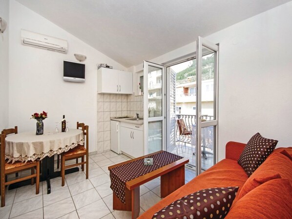 Dining - Comfortable Apartment in Makarska Near to Beach (Makarska)