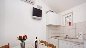 Private kitchen - Comfortable Apartment in Makarska Near to Beach (Makarska)