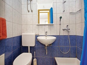 Bathroom - Comfortable Apartment in Makarska Near to Beach (Makarska)