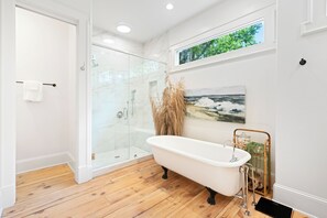 Badewanne, Haartrockner, Handtücher, Toilettenpapier