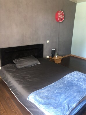 3 quartos, ferros/tábuas de passar roupa, Wi-Fi, roupa de cama