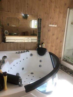 Badewanne, Haartrockner, Handtücher