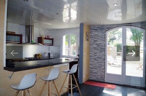 Microwave, dishwasher, coffee/tea maker, cookware/dishes/utensils - Villa with pool and spa (Les Peintures)